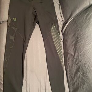 Under Armour women’s Heat Gear Celliant Leggings size Medium